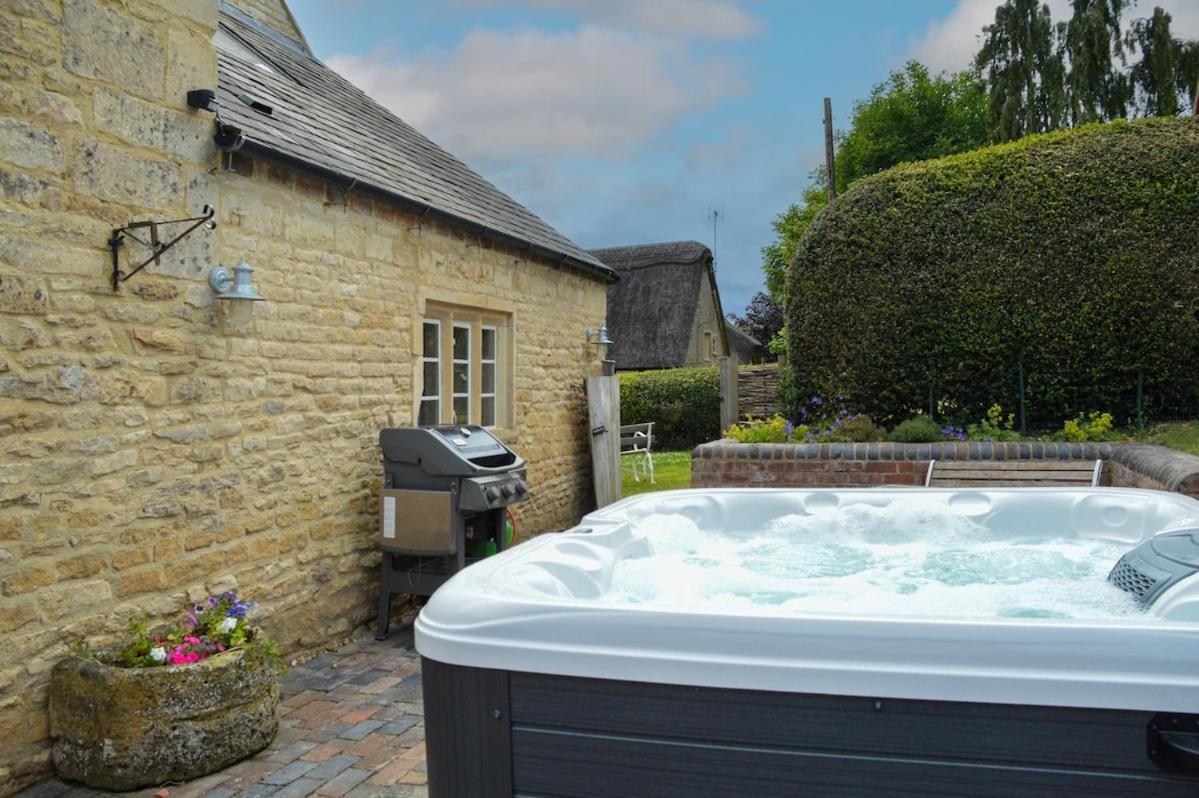 Beautiful Cotswold Farmhouse With Hot Tub Manchester Exterior photo